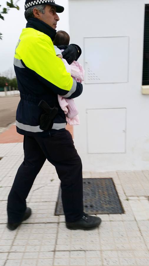 Intervención de agentes y bomberos en la vivienda afectada. 