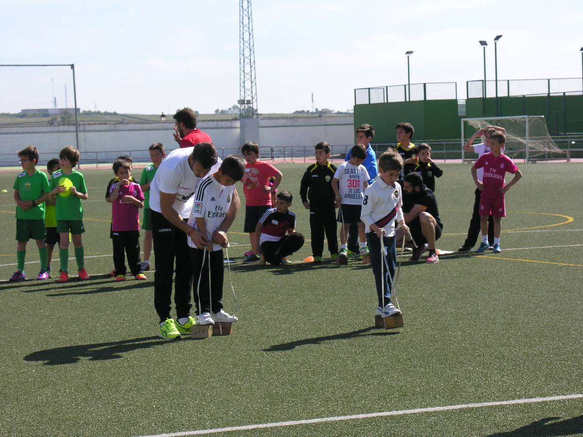La II Gymkana Solidaria de A Vila invita a pasar un kilo