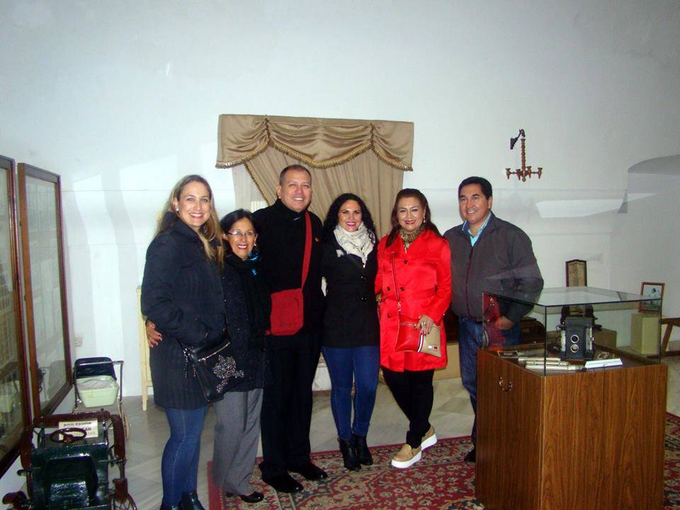 La delegación boliviana acompañada por la AEDL local, Pilar Aranda, durante su visita al Museo Etnográfico. 