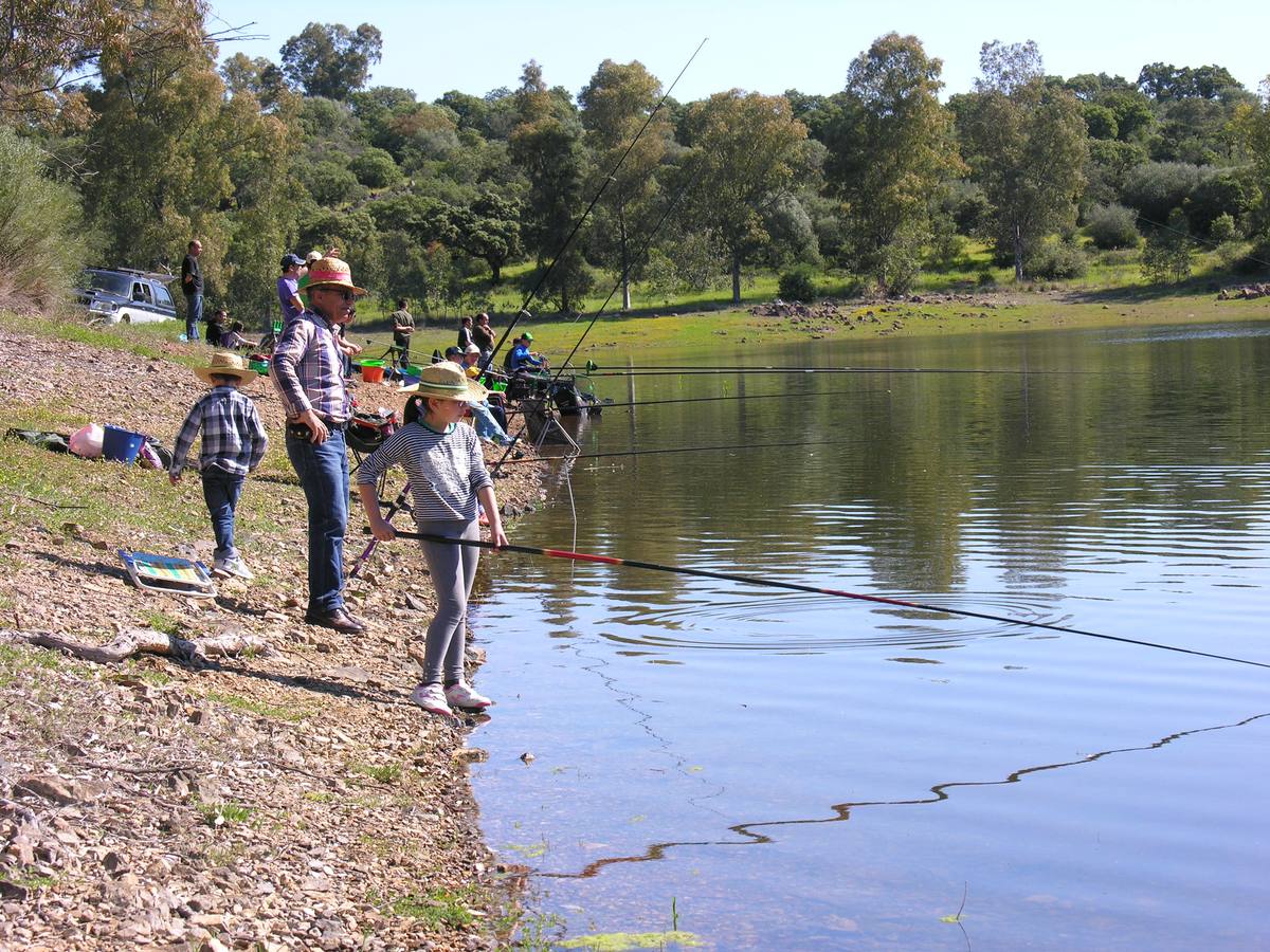 Más de una treintena de niños participan en el I Curso-Concurso de Pesca