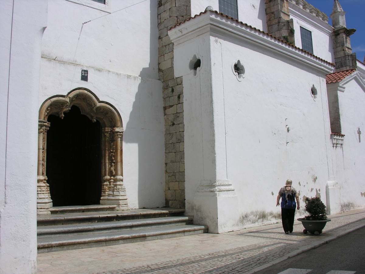 La puerta lateral del templo abierta en la mañana de ayer. 