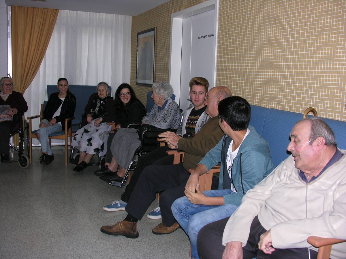 Julio explica a dos alumnos como era la alimentación en su época juvenil. 