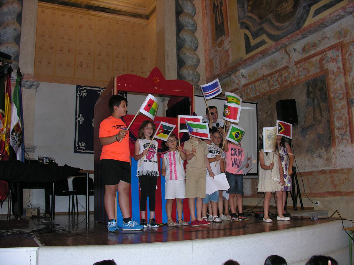 Alumnado más joven del Aula de Lengua y Cultura Portuguesa tras la representación teatral.