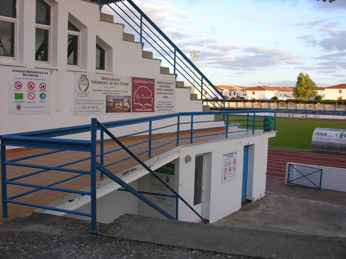 Carteles situados junto a las gradas del campo de fútbol y la pista de atletismo. 