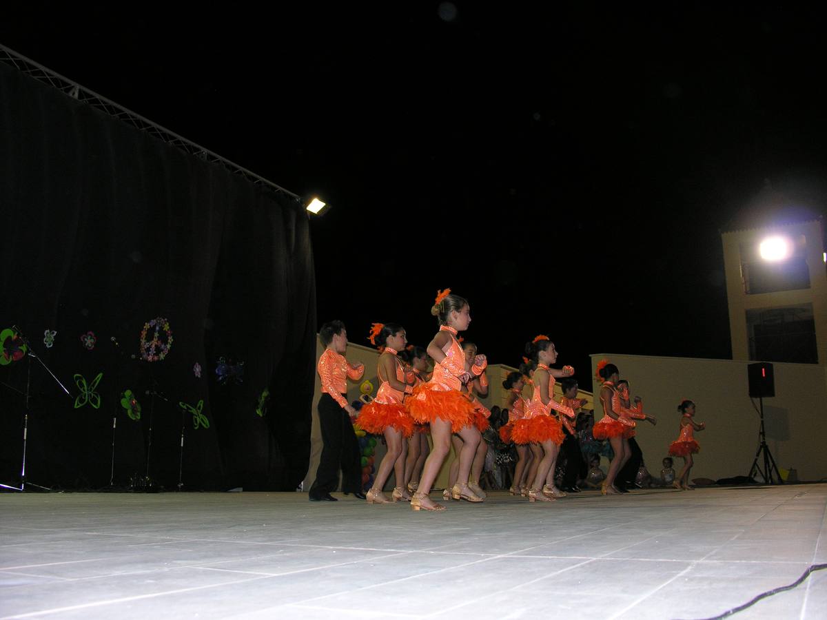 Grupo interpretando una de las coreografías de la Asociación Cuenta Conmigo. 