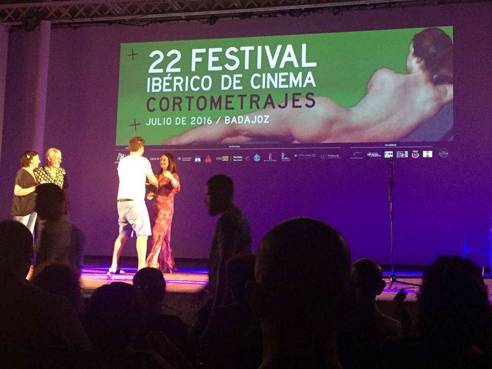 Aliia Cordero, concejala de Cultura, hace entrega del Premio del Público de Olivenza. 