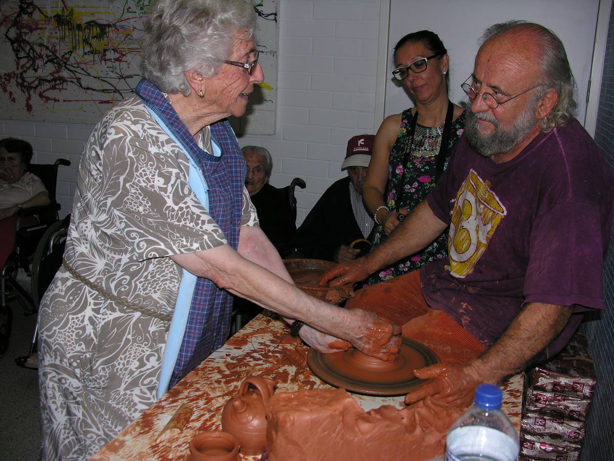 Fernanda Blasco durante un taller en el Centro Residencial Caser al que acude como voluntaria.