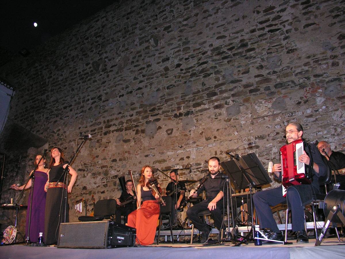 Actuación de Acetre durante el 25 Aniversario del Museo González Santana. 