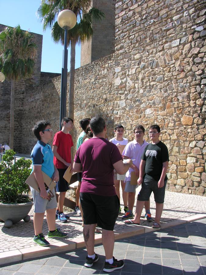 El grupo escucha a su guía ante la Puerta de San Sebastián. 