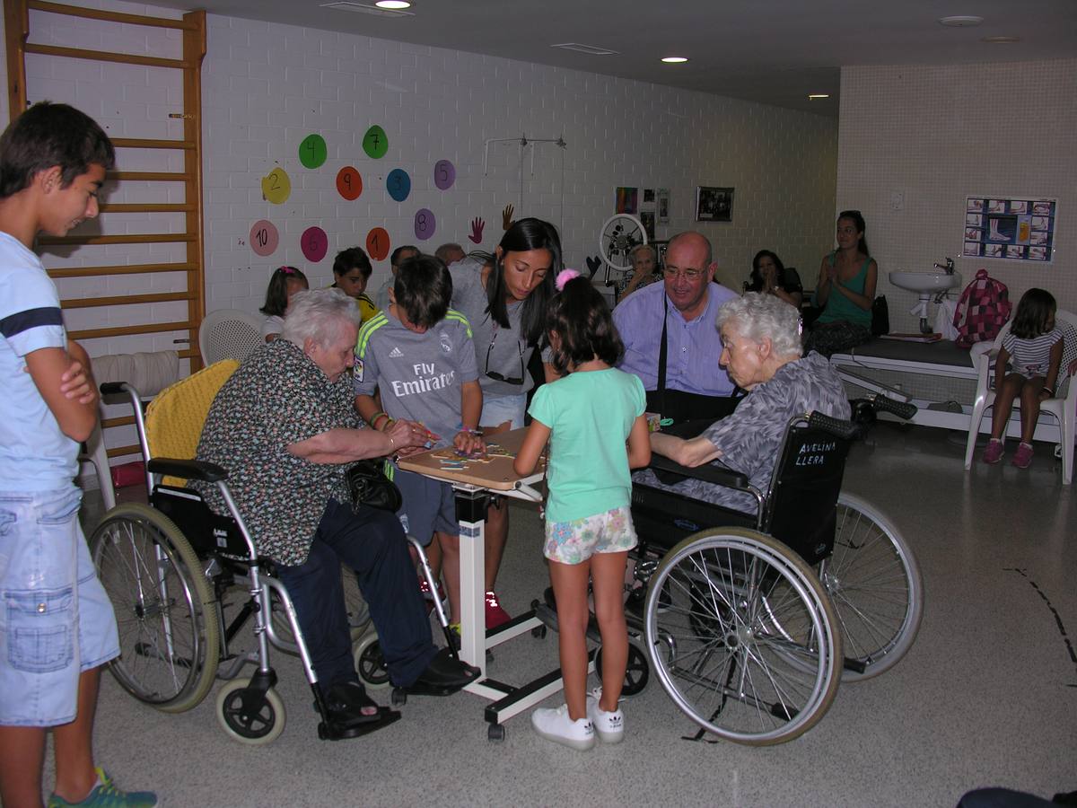 Recuerdos y juegos para despedir un mes de agosto de convivencia intergeneracional