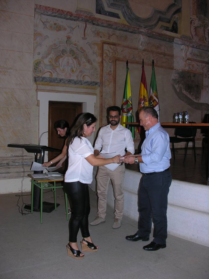 Una alumna recibe su diploma de manos del gerente provincial del Sexpe, José Navarrete. 