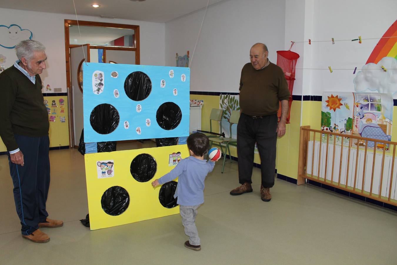 Actividad en el Centro Infantil El Escondite con mayores de Caser Residencial. 