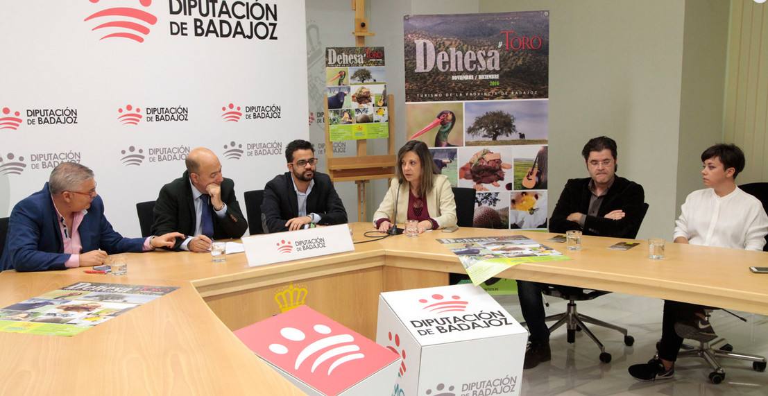 Molina, segundo por la izquierda, junto a los representantes municipales. 