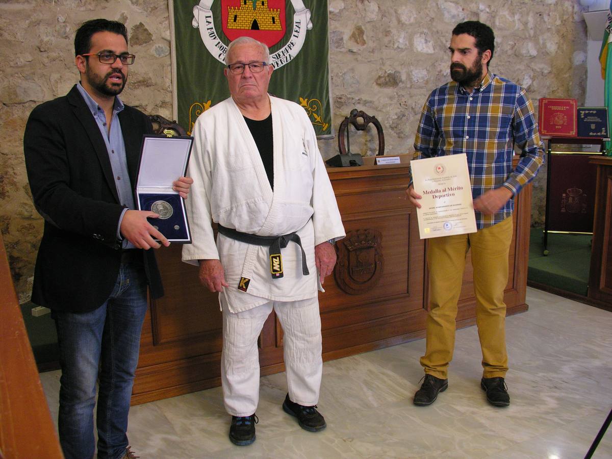 González y De la Granja durante la entrega de la medalla a Olivera.