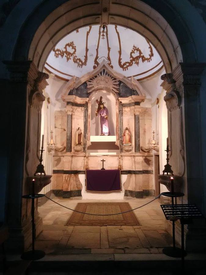 Talla del Nazareno iluminada en su altar. 