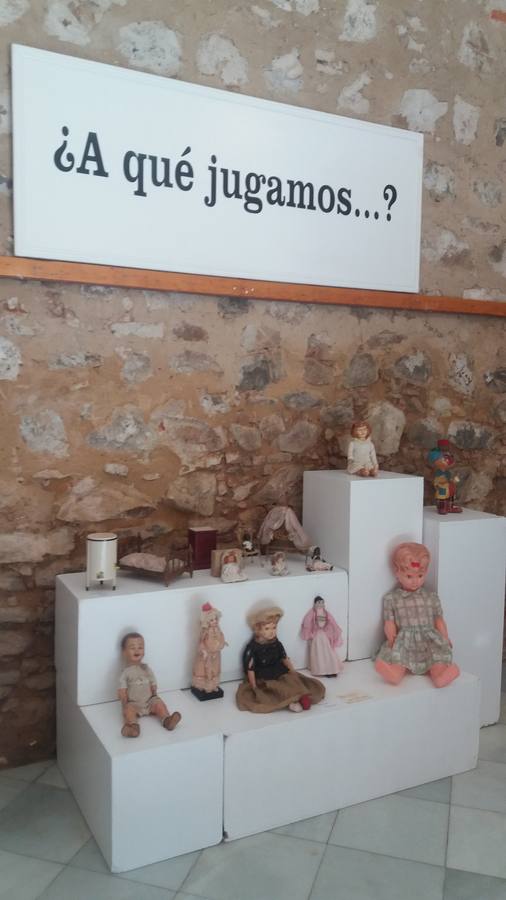 Colección de muñecas de diferentes épocas. 