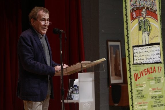 Fernando Sánchez Dragó durante el pregón con el cartel de la feria al fondo. 