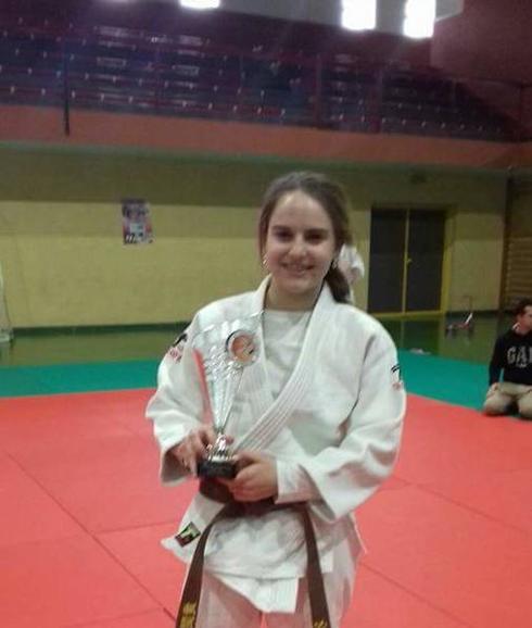 Paula Cedeño Gómez, subcampeona de judo junior de Extremadura, tras recoger su trofeo. 