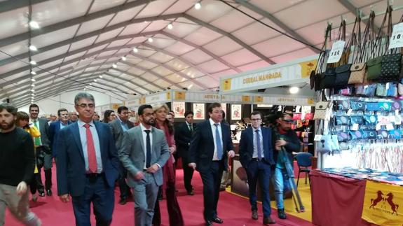 Recorrido de las autoridades asistentes a la inauguración de la XXVII Feria del Toro de Olivenza. 
