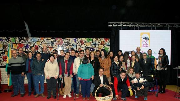 Foto de familia de usuarios y promotores del proyecto solidario de Aprosuba-14. 