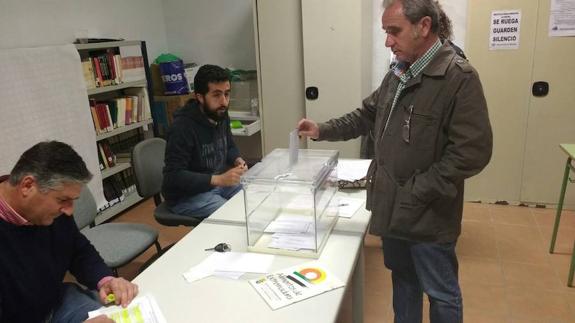 Imagen de la jornada electoral en Alconchel. 