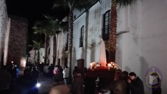 Imagen de los files durante la procesión del Rosario de la Aurora, con la imagen de la Virgen de Fátima. 