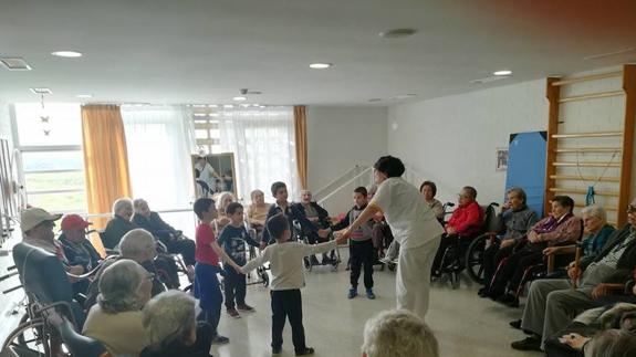 Uno de los momentos en que menores, usuarios, familiares y trabajadores de la residencia Caser juegan. 