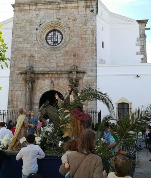 La procesión de la Borriquita a su paso por Santa María del Castillo. 