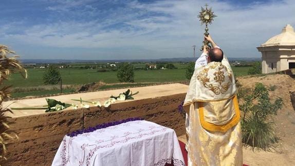 Tradicional bendición de los campos en el Domingo de Resurrección de Olivenza. 