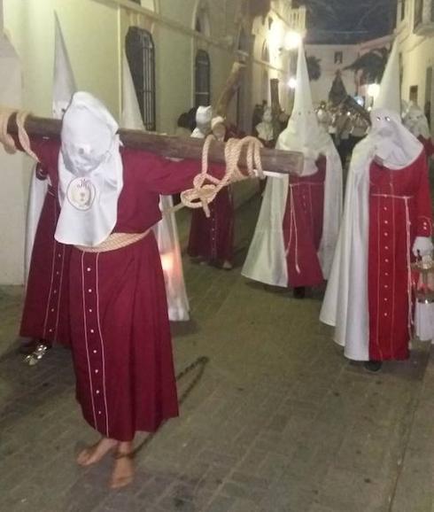 Penitentes de la cofradía de 'Los Coloraos' durante las procesiones del Martes y Miércoles Santo. 