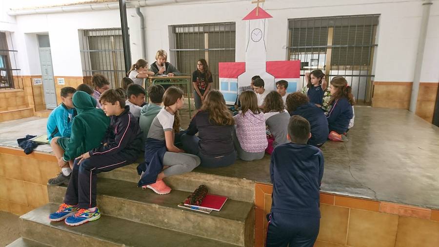 El alumnado del 'Sagrado Corazón' de Olivenza en la lectura continuada de 'El Principito'. 