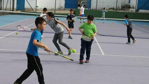 Sesión de entrenamiento de tenis de la Escuela Multideporte. 