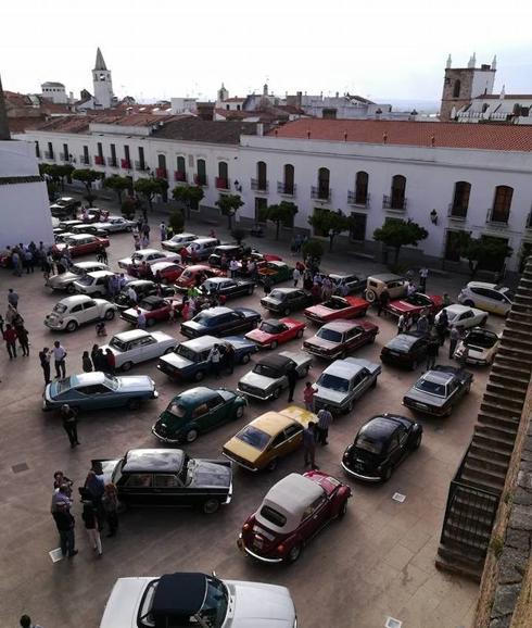 En torno a 60 coches antiguos y clásicos se concentraron en la plaza de Santa María en Olivenza. 