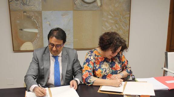 Vergeles y Bernal firman el protocolo. CEDIDA