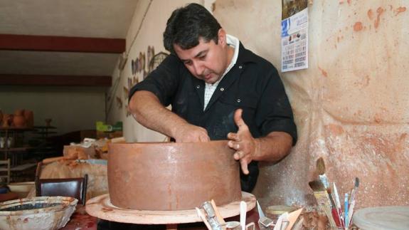 Moreno Arias expone una treintena de piezas artesanas de alfarería en el Museo de Olivenza