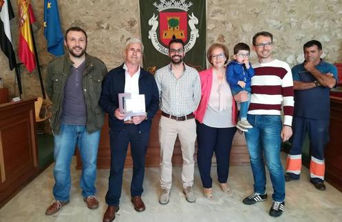 Foto de familia tras el homenaje en el Ayuntamiento. 
