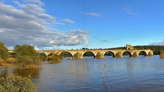 Puente Ajuda que separa Olivenza de Portugal por el río Guadiana, hoy embalse de Alqueva. CEDIDA