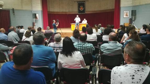 El alcalde, Manuel J. González Andrade, se dirige a los asistentes a la reunión informativa. 