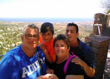 Antonio Javier Sola Botella, junto a su esposa y sus dos hijos. 