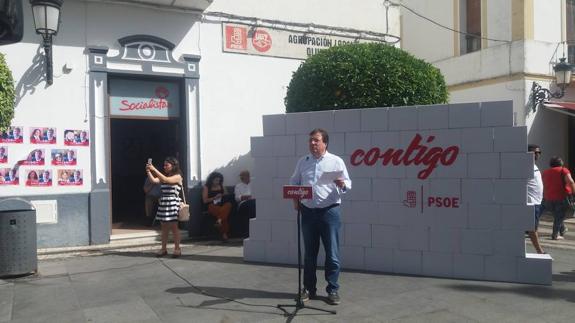 Guillermo Fernández Vara se dirige a la militancia concentrada en la plaza de la Constitución. 