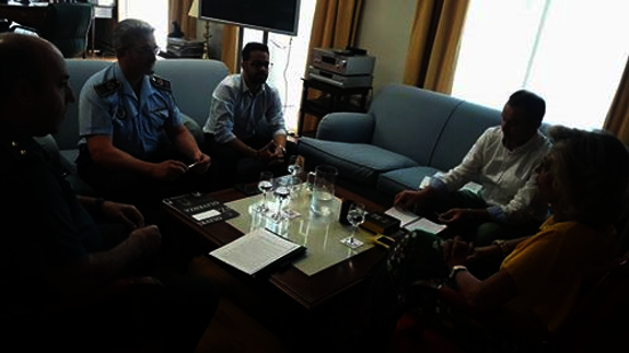 Encuentro entre el alcalde y el subinspector jefe de la Policía de Olivenza con la Delegada del Gobierno. 