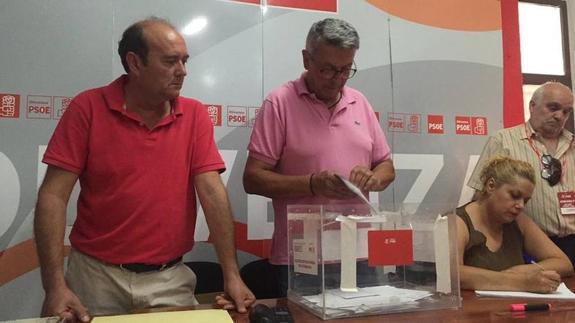 La mesa electoral de Olivenza, en el momento del recuento de los votos. 