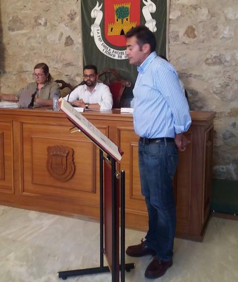 Momento de la toma de posesión de Ramón Jiménez Saavedra como nuevo concejal. 