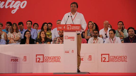 El reelegido secretario general, Guillermo Fernández Vara, en la tribuna, con González Andrade detrás en la ejecutiva. 
