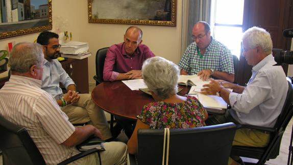 El director general de Desarrollo Rural de la Junta se reunió con la Comunidad de Regantes. 