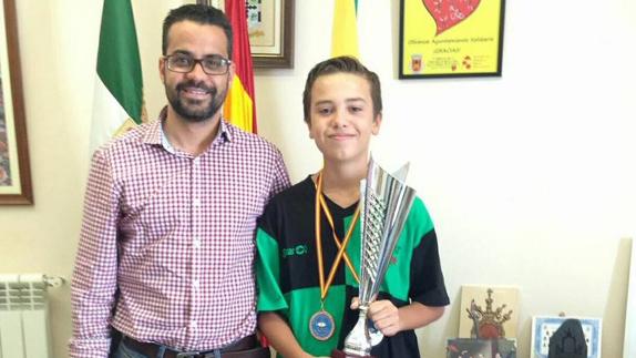 El alcalde, González Andrade, junto al joven Diego Barrero, en el Ayuntamiento. 