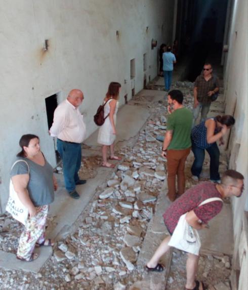 Los artistas, visitando las instalaciones de la antigua triguera. 