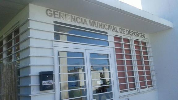 Puerta de la Gerencia Municipal de Deportes de Olivenza. 