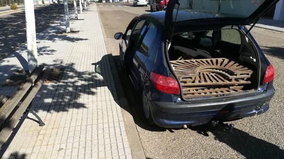 Los alcorques sustraídos fueron interceptados en el coche del detenido. 