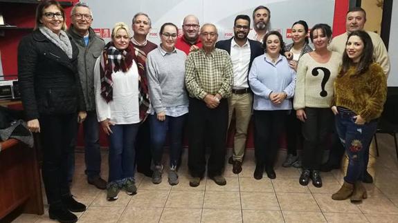 Manuel J. González Andrade, junto al resto de la comisión ejecutiva local del PSOE de Olivenza. 